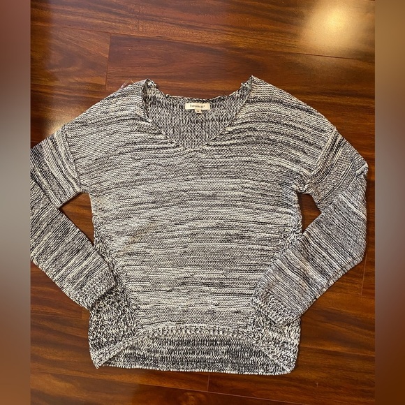 Francesca’s striped Gray V-Neck Sweater with Chunky Knit size medium NWOT - Picture 1 of 13